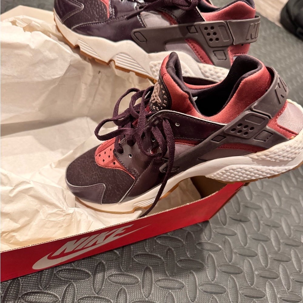 Nike air huarache run maroon